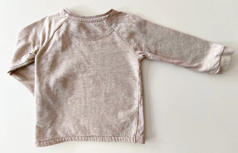 Buzo. h&m. talle: 6 - 9 meses.