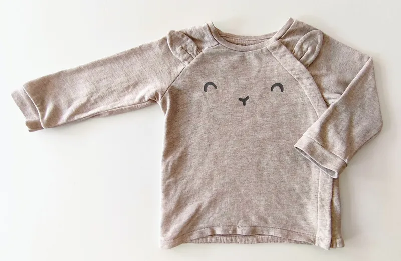 Buzo. h&m. talle: 6 - 9 meses.