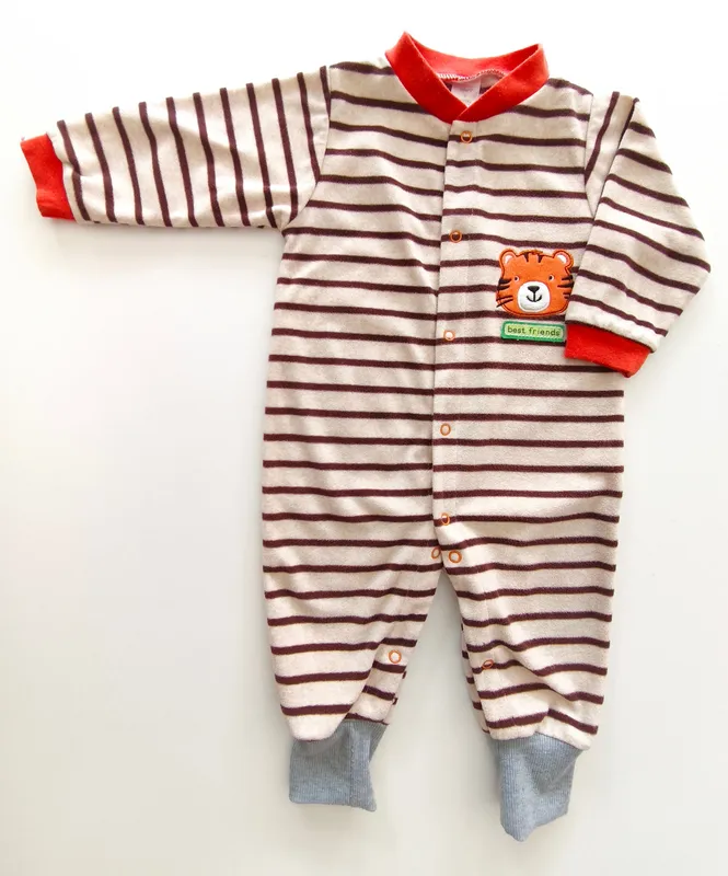 Pijama enterito. carter's. talle: 9 meses.