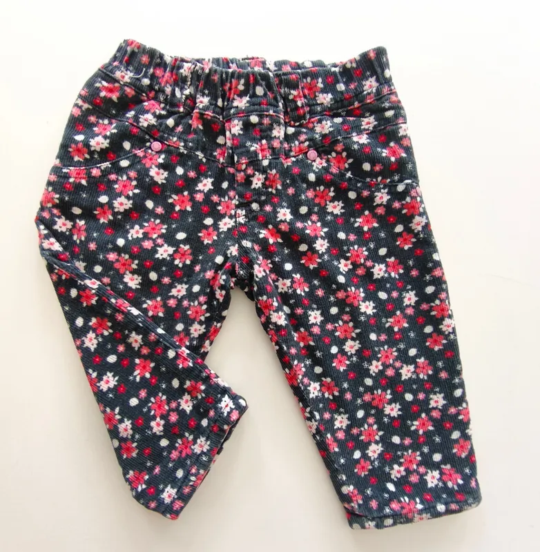 Pantalón. facheritos. talle: 6 - 9 meses.