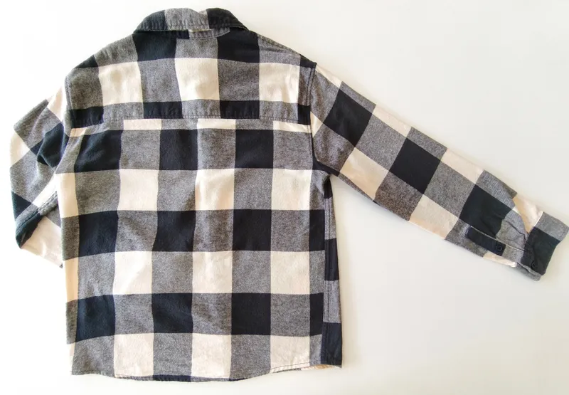 Camisa manga larga. zara. talle: 10.