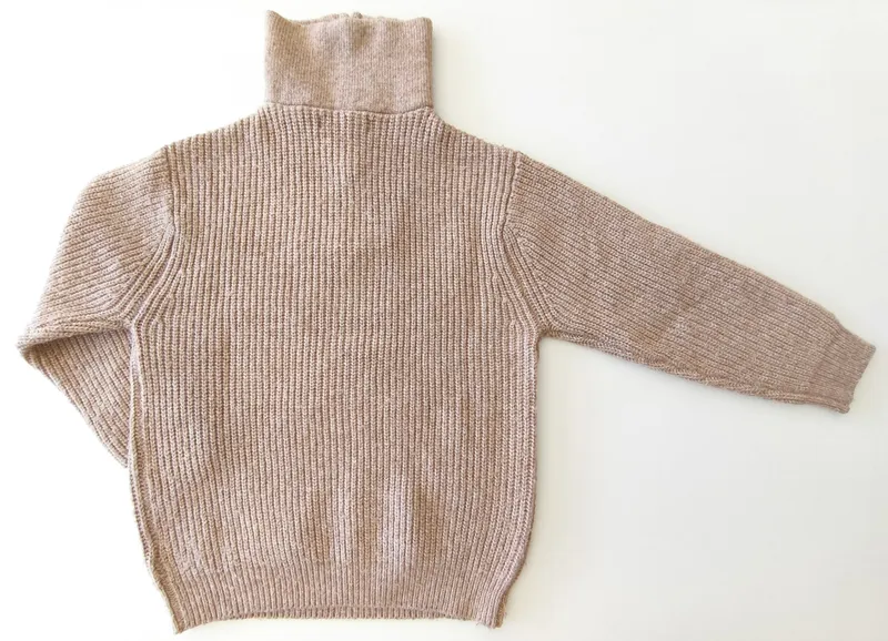 Buzo. zara. talle: 9 - 10.