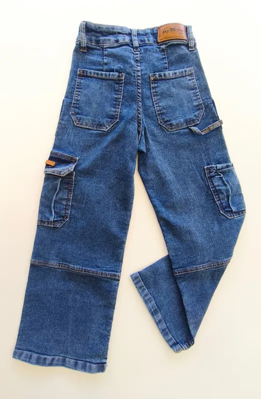 Jean cargo. sky blue. talle: 12.