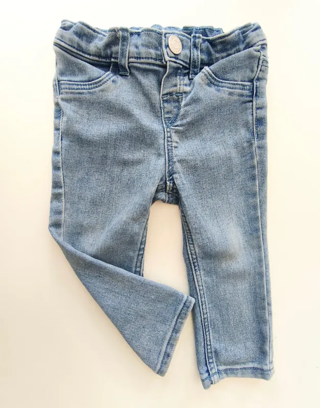 Jean. h&m. talle: 6 - 9 meses.