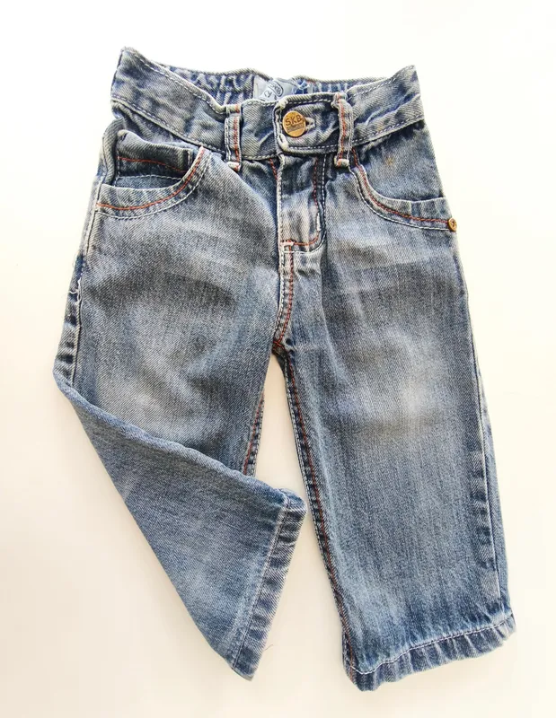 Jean. sky blue. talle: 6 - 9 meses.