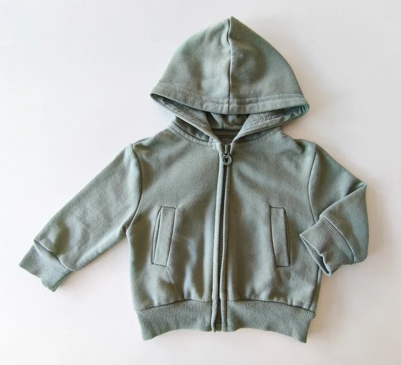 Campera deportiva. h&g. talle: 3 - 6 meses.