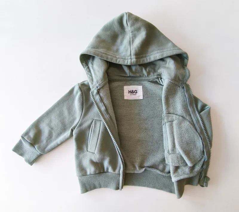 Campera deportiva. h&g. talle: 3 - 6 meses.