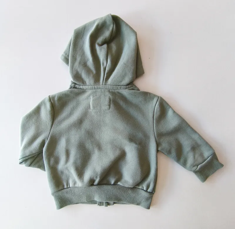 Campera deportiva. h&g. talle: 3 - 6 meses.