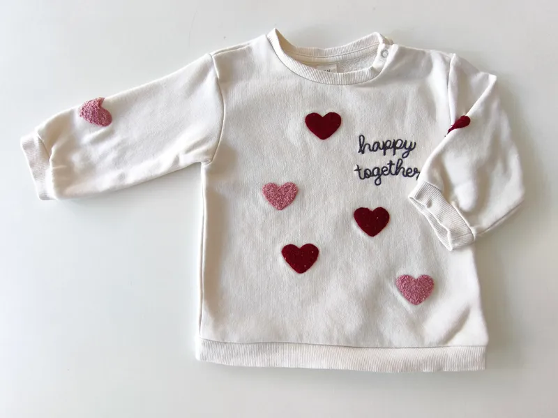 Buzo. h&m. talle: 6 - 9 meses.