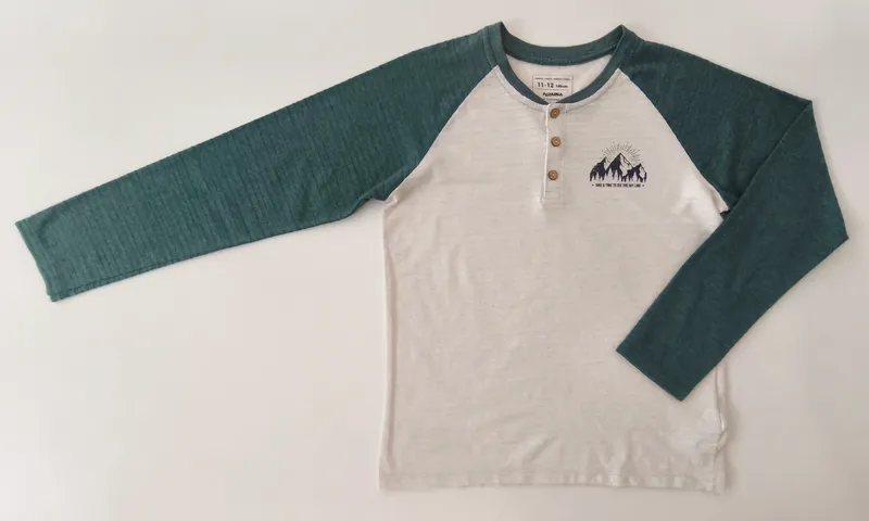 Remera manga larga. fuzarka. talle: 11 -12.