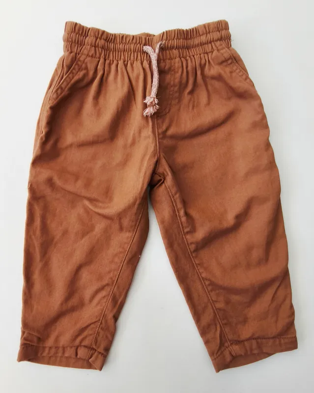 Pantalón. h&m. talle: 6 - 9 meses.