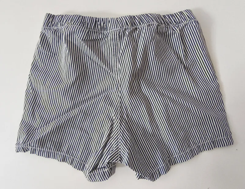 short. h&m. talle: 12 - 18 M