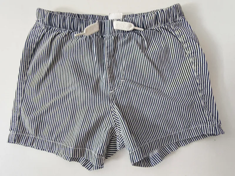short. h&m. talle: 12 - 18 M