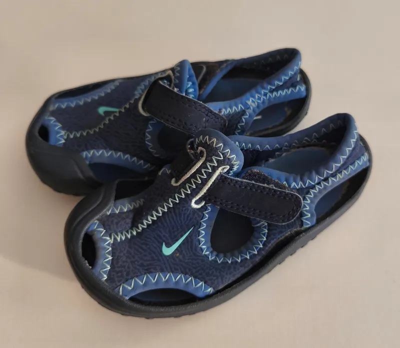 Sandalias de goma. Nike. Talle: 21-22. 