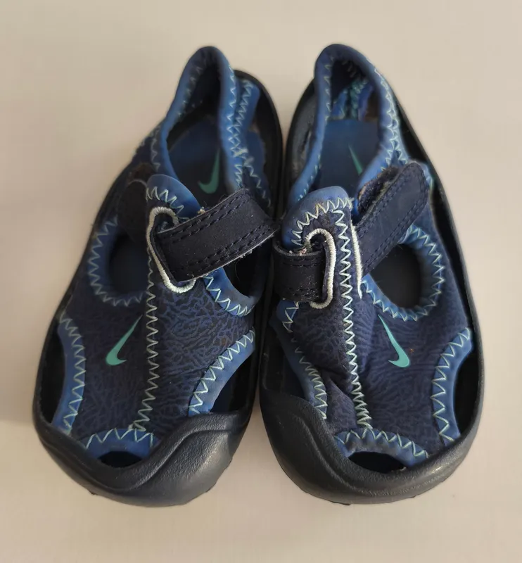 Sandalias de goma. Nike. Talle: 21-22. 