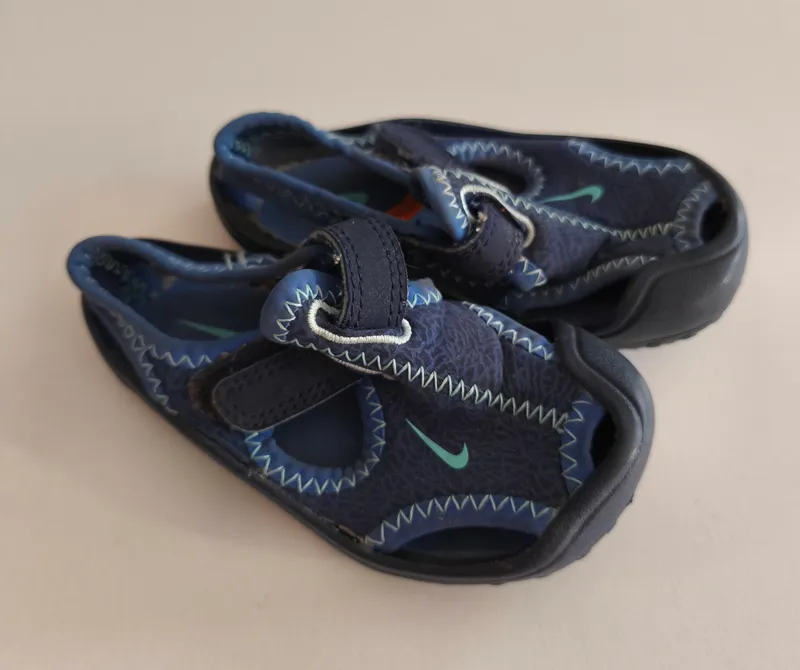 Sandalias de goma. Nike. Talle: 21-22. 
