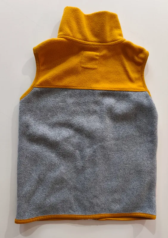Chaleco polar gris y mostaza. Talle: 8.