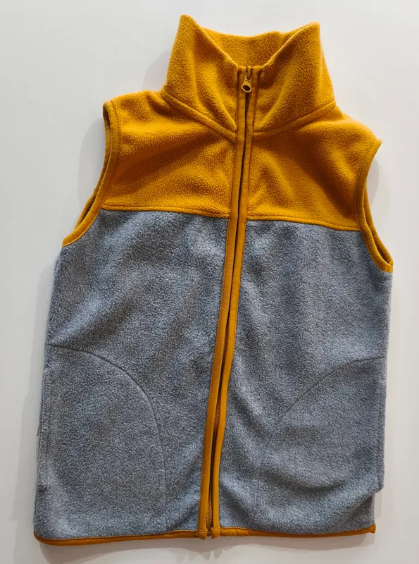 Chaleco polar gris y mostaza. Talle: 8.