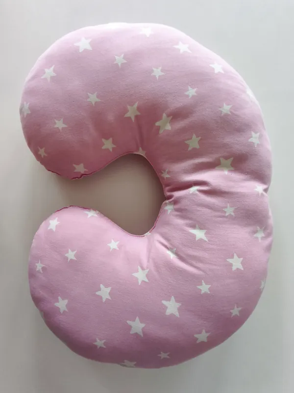 almohadon de lactancia rosado con estrellas blancas