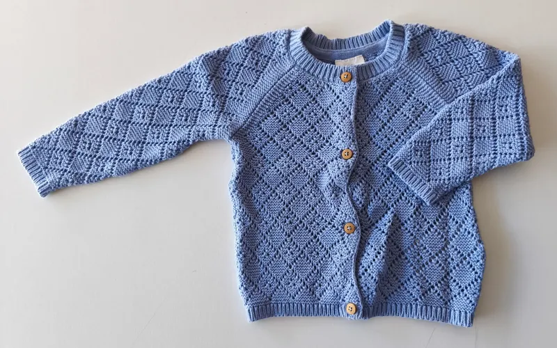 Saco celeste tipo crochet con botones de madera