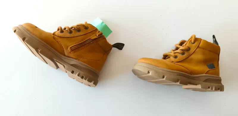botitas leñadoras de cuero marron claro con cordones redondos y cierre en lado interno