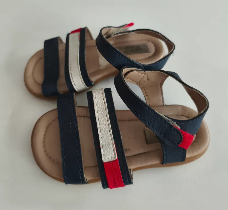Sandalias. Sonho de crianza. Talle: 22. 