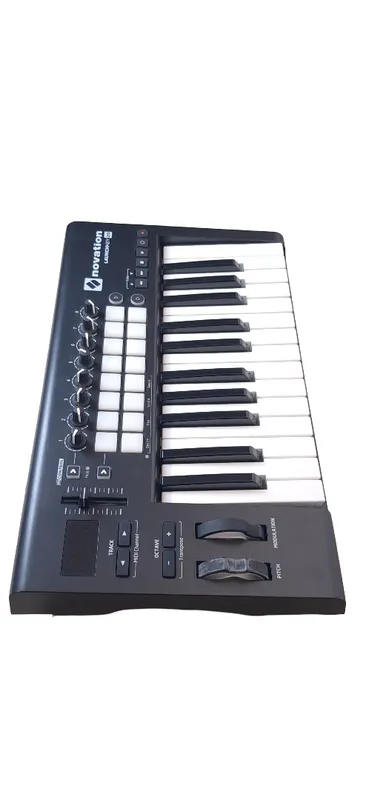 Controlador midi Novation launchkey 25 mk2