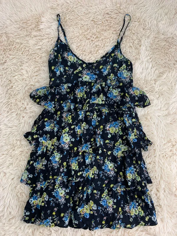 Vestido negro con volados y flores azules y amarillas miss me