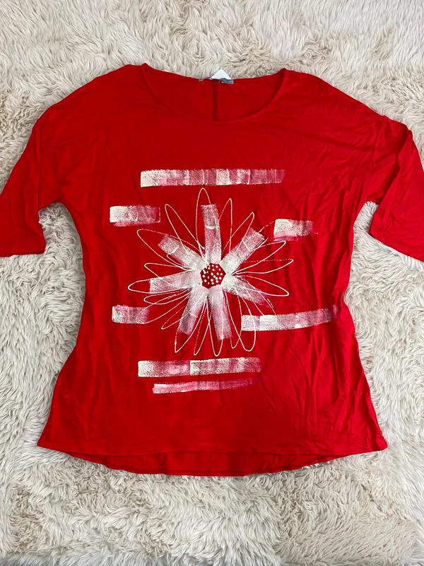 Remera roja con flor blanca cupla t3