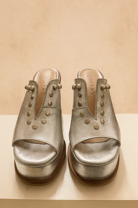 Sandalias plataforma plateada tachas	heyas	talle 37