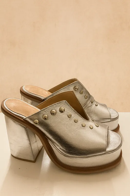 Sandalias plataforma plateada tachas	heyas	talle 37