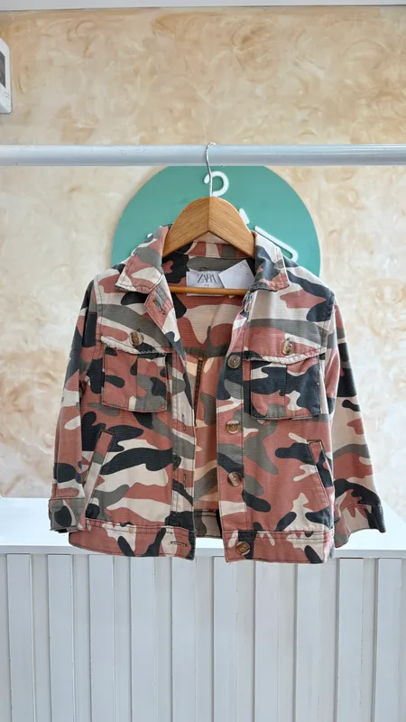 Campera camuflada zara 6años nena