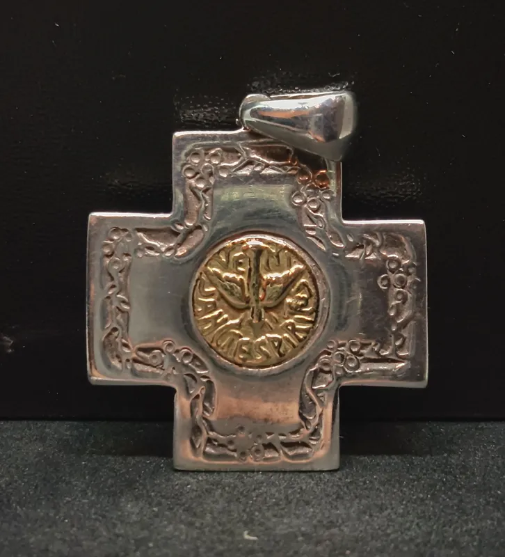 Cruz en plata y oro espíritu santo