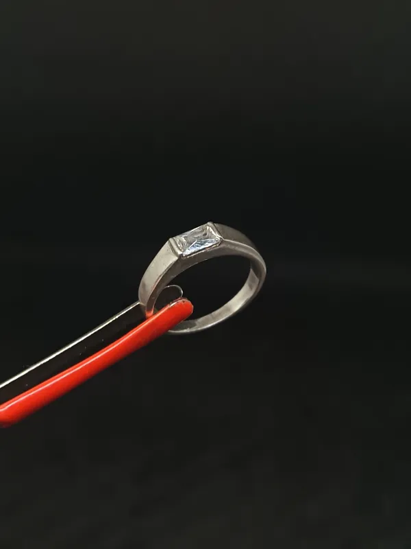 Anillo de plata con circonia rectangular