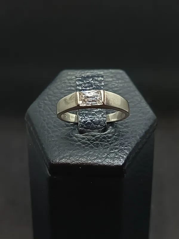 Anillo de plata con circonia rectangular