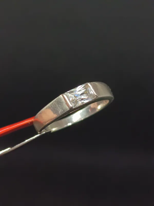 Anillo de plata con circonia rectangular