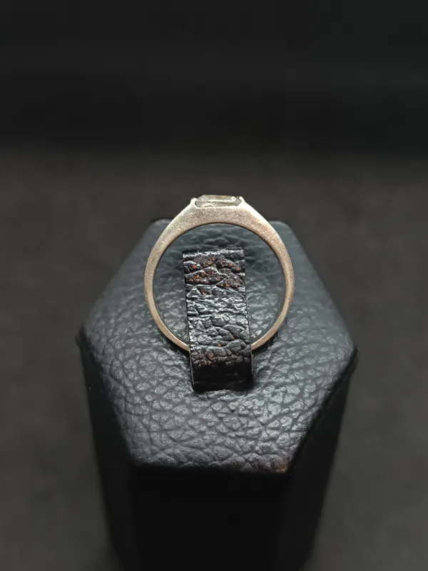 Anillo de plata con circonia rectangular