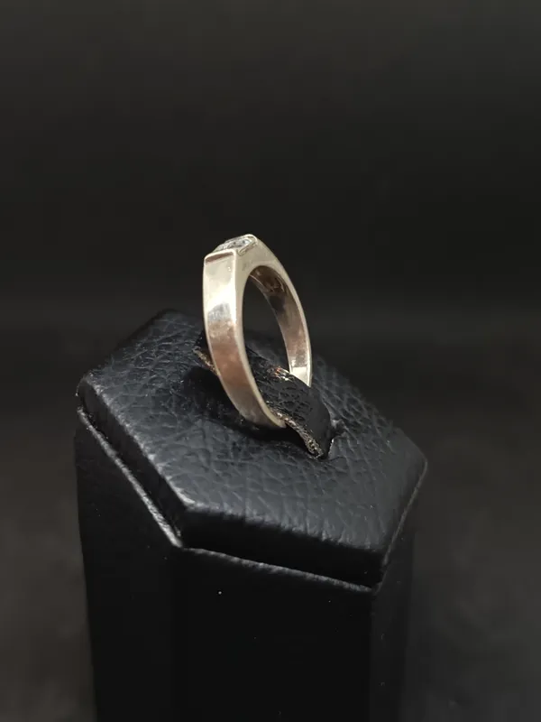 Anillo de plata con circonia rectangular