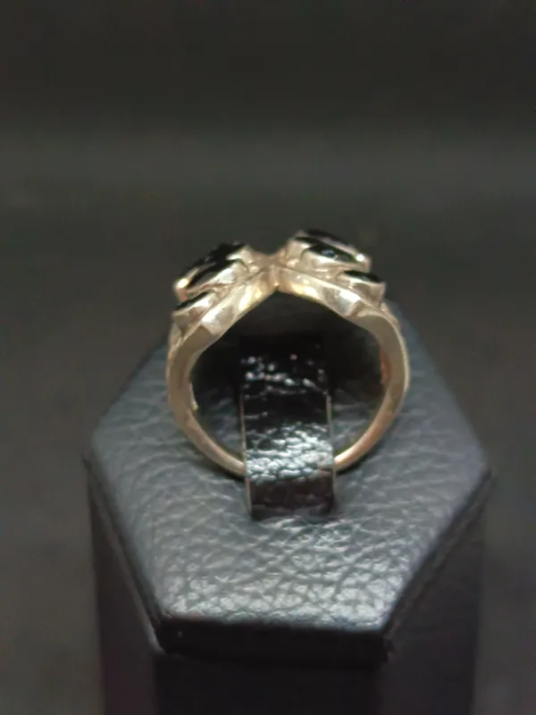 Anillo de plata simétrico con circonias negras facetadas