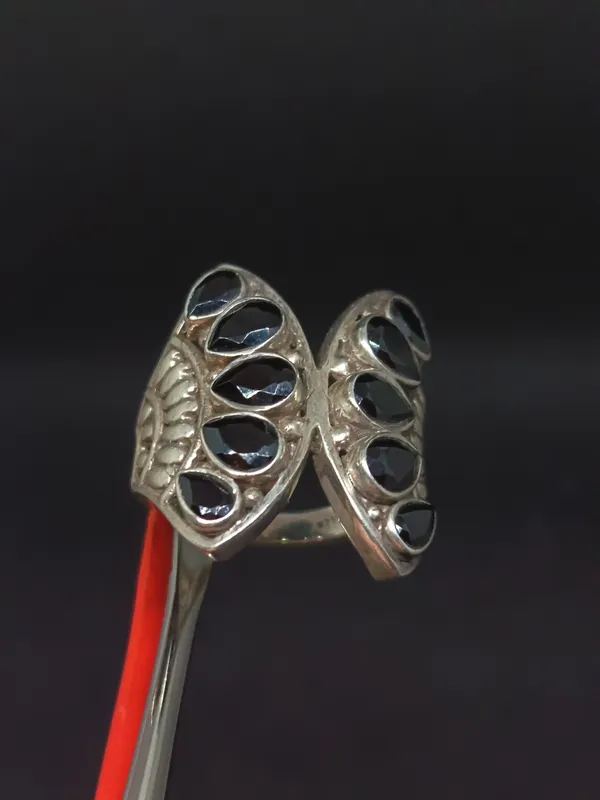 Anillo de plata simétrico con circonias negras facetadas