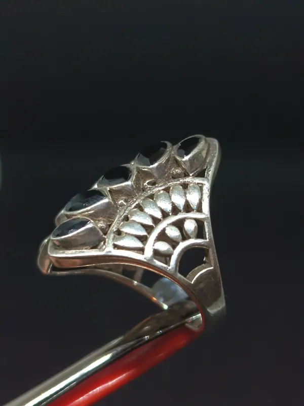 Anillo de plata simétrico con circonias negras facetadas