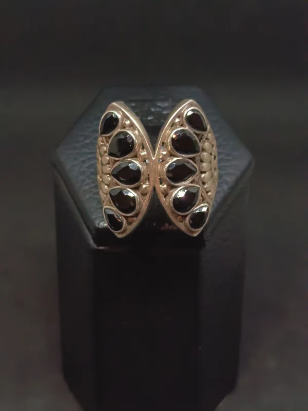 Anillo de plata simétrico con circonias negras facetadas
