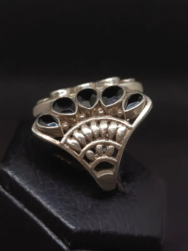 Anillo de plata simétrico con circonias negras facetadas