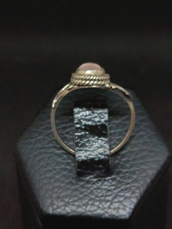 Anillo de plata clásico con piedra cabujon de la luna