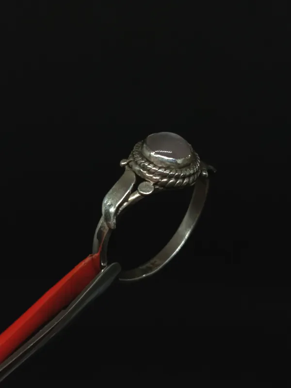 Anillo de plata clásico con piedra cabujon de la luna