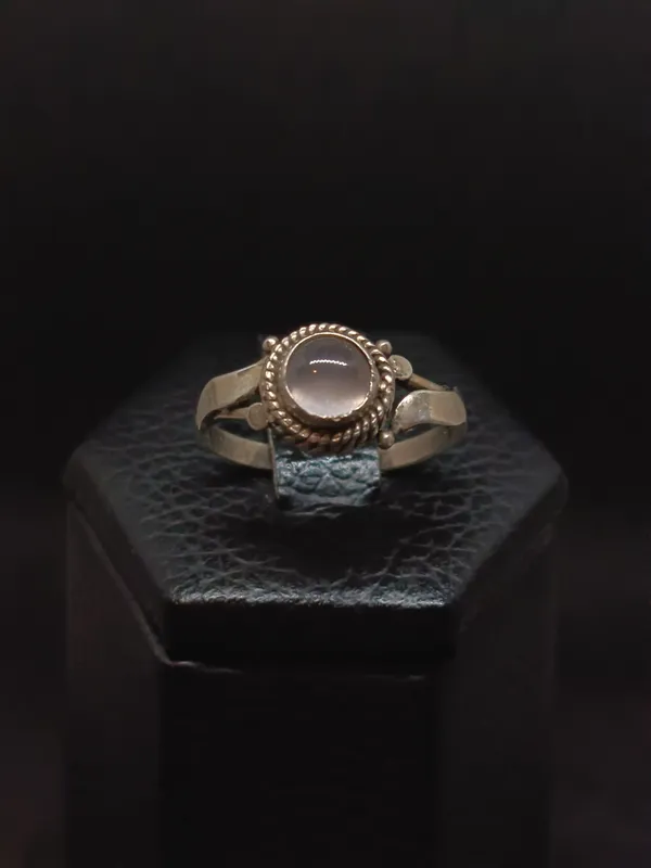 Anillo de plata clásico con piedra cabujon de la luna