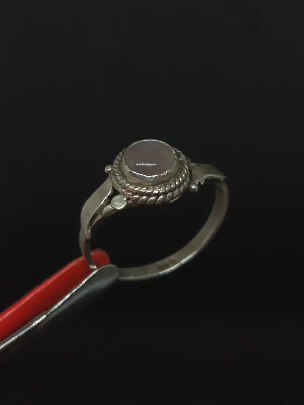 Anillo de plata clásico con piedra cabujon de la luna
