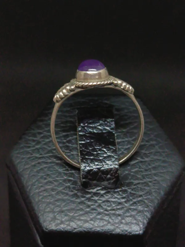 Anillo de plata con amatista ovalada cabujón
