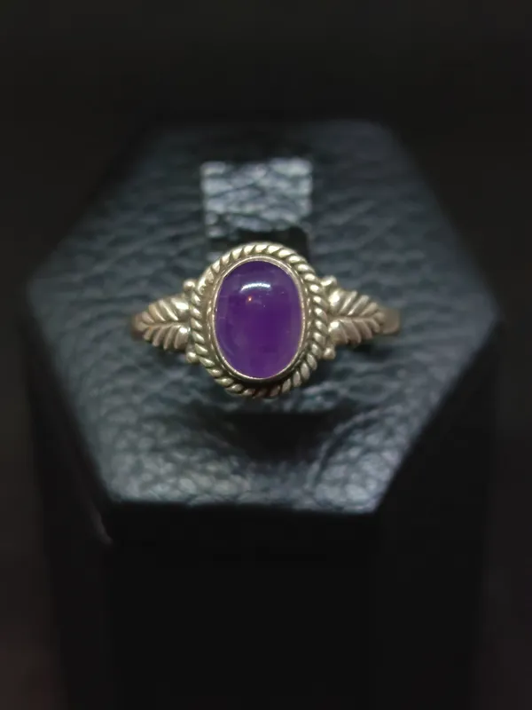 Anillo de plata con amatista ovalada cabujón