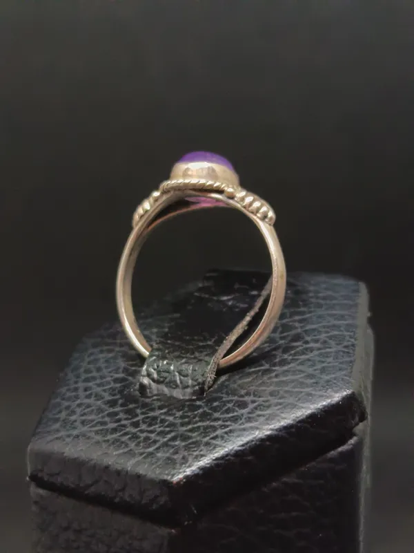 Anillo de plata con amatista ovalada cabujón